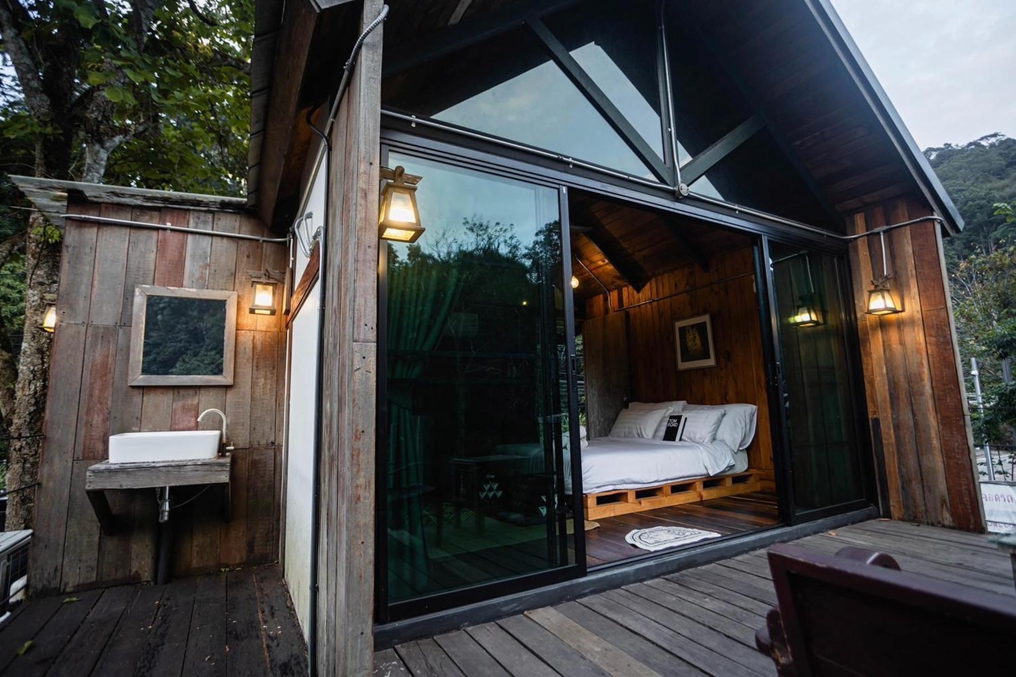 Voraman Hut 3*