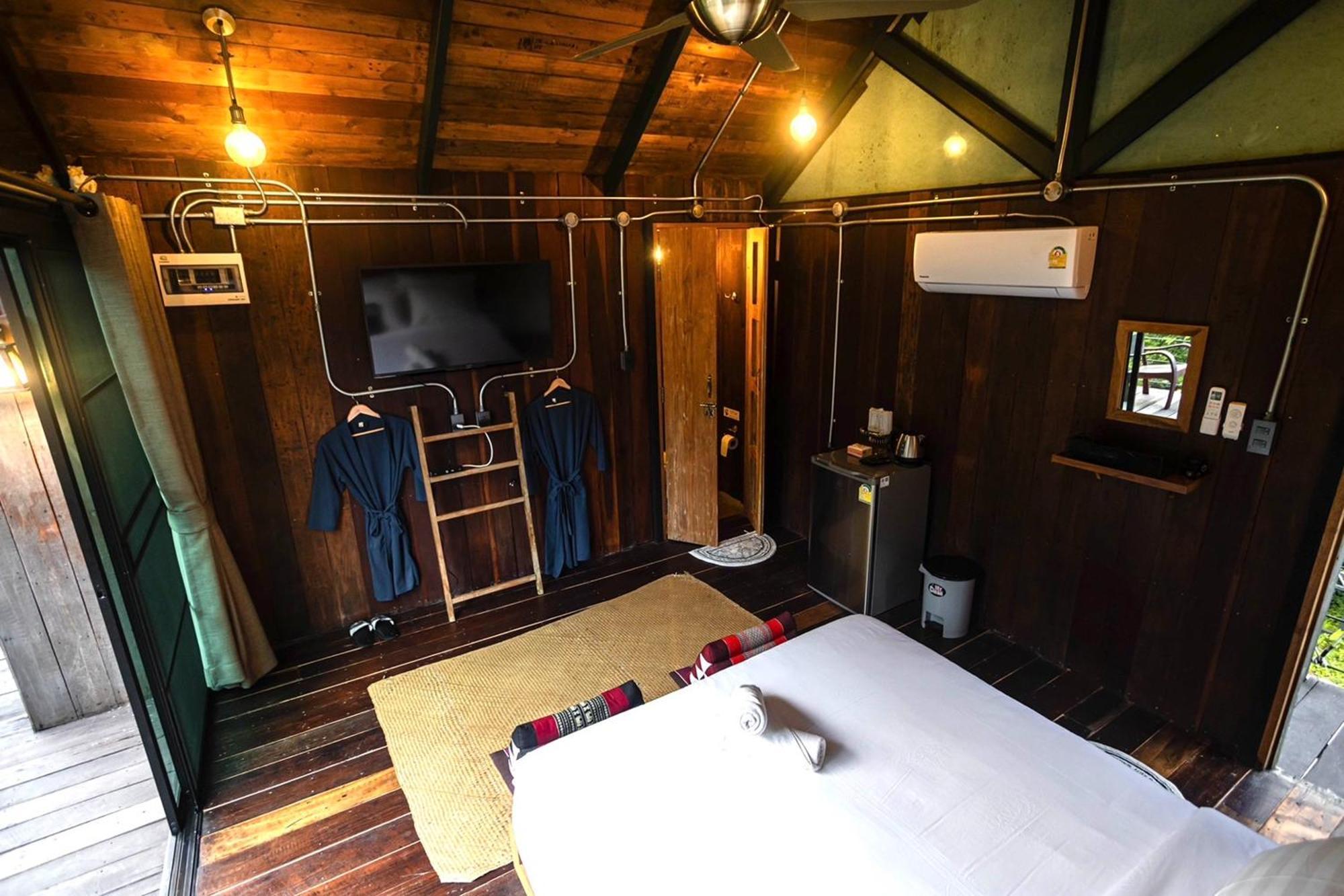 Voraman Hut Hotel
